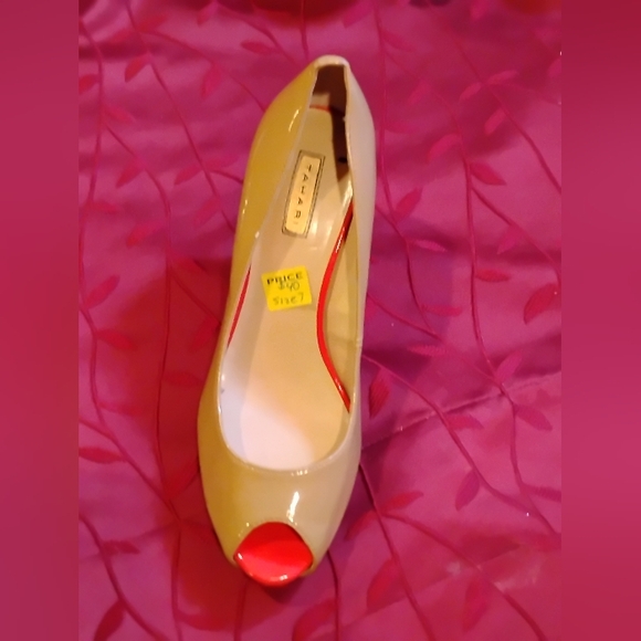 TAHARI - Picture 1 of 1